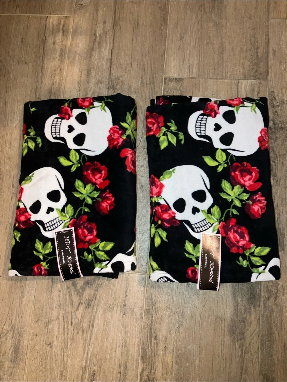 ❤️Betsey Johnson set of 2 bath towels black red roses skulls large towels NWT